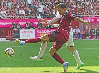 ２０日の町田戦で奮闘する神戸の武藤＝ノエビアスタジアム神戸