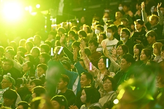 神戸ストークスの選手に声援を送るファンら＝ジーライオンアリーナ神戸（撮影・斎藤雅志）