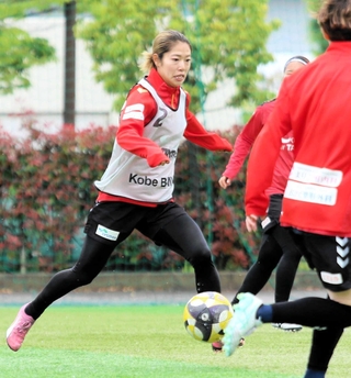 ＩＮＡＣ神戸の攻撃をけん引する司令塔成宮＝神戸市東灘区、神戸レディースフットボールセンター