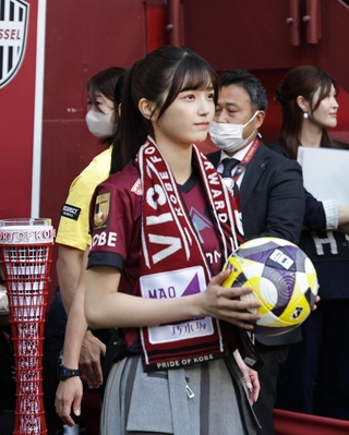 ヴィッセル神戸の「クラブ30周年アンバサダー」に就任した神戸市出身の乃木坂46五百城茉央さん＝ノエビアスタジアム神戸（撮影・丸山桃奈）