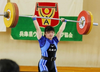 女子５９キロ級でジャークの兵庫県高校新記録となる１０３キロを挙げ、優勝した山県＝明石市明南町３、明石南高