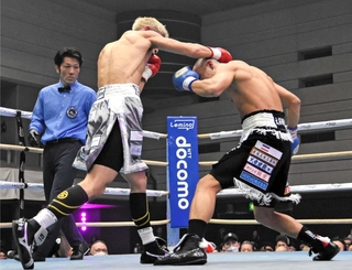 世界王者を目指し、選手はノンタイトル戦からしのぎを削る＝４月２９日、エディオンアリーナ大阪