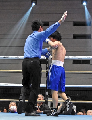 西日本新人王戦でレフェリーストップを宣告するレフェリー（左）＝４月２９日、エディオンアリーナ大阪