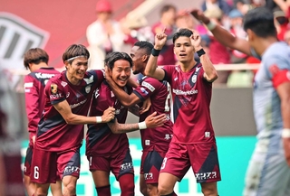 岡山戦の後半、Ｊ１で５季ぶりのゴールを決め祝福される神戸の井手口（中央）＝３日、ノエビアスタジアム神戸