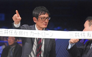 世界王座戦のリングサイドで運営を確認する安河内剛・ＪＢＣ本部事務局長＝２月２４日、有明アリーナ