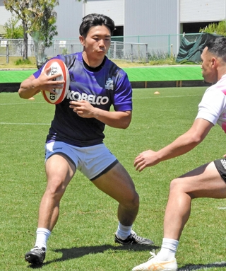 リーグワン最終節で初先発する神戸の辻野隼大（左）＝神戸市東灘区のチームグラウンド