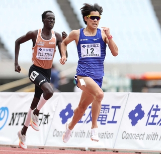 木南道孝記念陸上競技大会の男子１５００メートル決勝で優勝した飯沢千翔＝２０２４年５月、ヤンマースタジアム長居（撮影・中田匡峻）