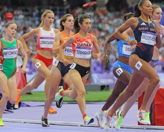 パリ五輪・女子１５００ｍ準決勝で力走する田中希実（中央）＝２０２４年８月、フランス競技場（撮影・吉澤敬太）