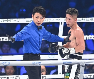 ＷＢＡ世界バンタム級王座戦を裁く池原信遂レフェリー（左）＝２０２４年１０月１３日、有明アリーナ