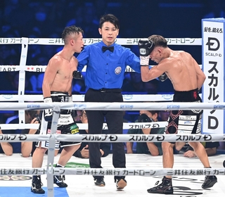ＷＢＡ世界バンタム級王座戦を裁く池原信遂レフェリー（中央）＝２０２４年１０月１３日、有明アリーナ