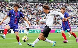 ＦＣ東京-神戸　前半、左サイドから攻め込む神戸の汰木（中央）