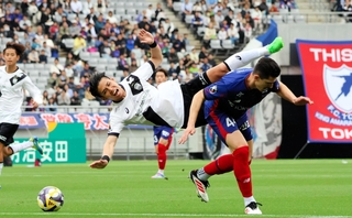 ＦＣ東京-神戸　前半、ペナルティーエリア付近でファウルを受ける神戸の佐々木（中央）