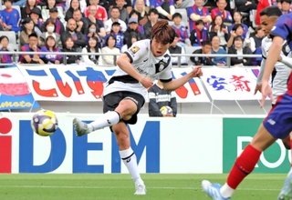 ＦＣ東京-神戸　前半、シュートを放つ神戸の宮代（中央）