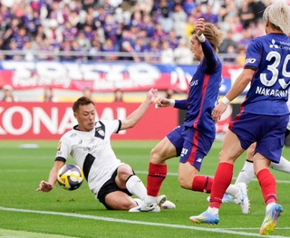 試合終了間際、ゴール前で競り合う神戸・本多（左）とＦＣ東京・安斎。この後、ＦＣ東京がＰＫを獲得した