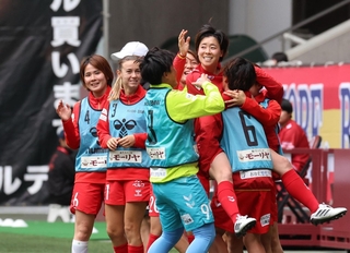 ＩＮＡＣ神戸-仙台　先制点を決めて喜ぶＩＮＡＣ神戸の選手たち（撮影・丸山桃奈）