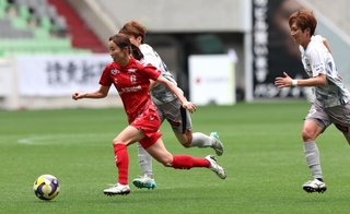 ＩＮＡＣ神戸-マイナビ仙台　前半、愛川がシュートを決め、２－０とする（撮影・丸山桃奈）