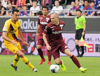 バルセロナとの親善試合でプレーするイニエスタ選手＝２０１９年７月、ノエビアスタジアム神戸