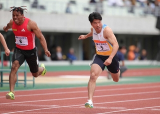 男子１００メートルで優勝した小池祐貴（右、左はデーデー・ブルーノ）＝撮影・坂部計介