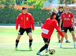 最終節に向けて調整するＩＮＡＣ神戸の太田（左）やソルデヴィラ（右端）ら＝神戸市東灘区、神戸レディースフットボールセンター