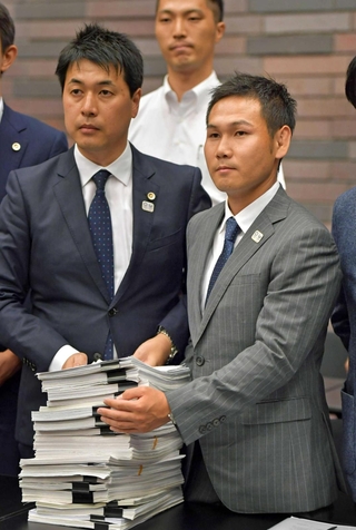 元世界王者の高山勝成（右）に付き添う岡筋泰之弁護士＝２０１８年８月、大阪弁護士会館