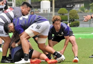 プレーオフ初戦に向けて練習する神戸の選手たち＝神戸市東灘区のチームグラウンド