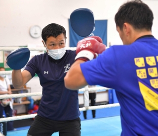 母校の近大ボクシング部で選手を指導する名城信男監督（左）＝２０２２年１０月、大阪府東大阪市