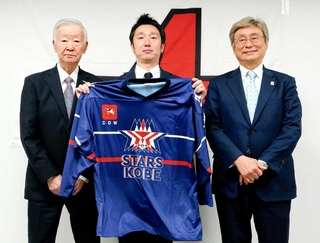 アジア・リーグ参入が決まったスターズ神戸のユニホームを掲げる黒沢玲央代表（中央）、栃木日光のセルジオ越後シニアディレクター（左）ら＝東京都内（アジア・リーグ提供）