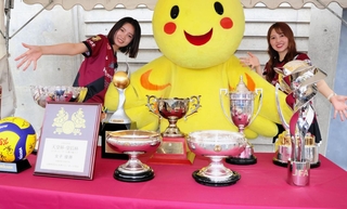 展示されたサッカーＪ１神戸の天皇杯（手前中央右）とバレーボールＳＶリーグ姫路の皇后杯（同左）＝ノエビアスタジアム神戸