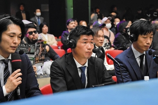 放送席で解説する長谷川穂積さん（中央）＝４月２９日、エディオンアリーナ大阪