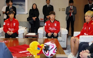 リーグ２位の成績を報告するＩＮＡＣ神戸の（右から）三宅史織主将、水野蕗奈選手、太田美月選手＝兵庫県庁