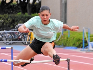 陸上の女子七種競技で全国高校総体連覇を目指して練習する園田の本多七＝尼崎市南塚口町