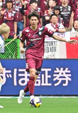後方から試合を組み立てる神戸・扇原＝１７日、ノエビアスタジアム神戸