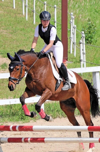 馬術個人で減点なしの優勝を飾った加納早彩（神戸）＝神戸市北区、しあわせの村馬事公苑