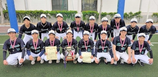 全国選抜大会で準優勝を収めた神戸野田の男子ソフトボール部＝神戸市長田区