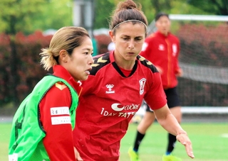 練習でチームメートのＭＦ成宮唯（左）をマークするＩＮＡＣ神戸のＭＦパオラ・ソルデヴィラ＝５月２日、神戸市東灘区向洋町中７、神戸レディースフットボールセンター