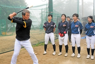 神戸弘陵高の女子選手に打撃を指導する水口栄二さん＝神戸市北区の同校