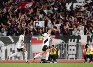 横浜Ｍ－神戸　後半、チーム２点目のゴールを決め、駆け出す神戸・大迫（右）