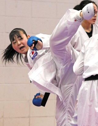 東アジア女王の実績を引っ提げ、空手女子個人組手で２連覇を狙う神港学園の穐野愛星＝神戸市中央区の同校