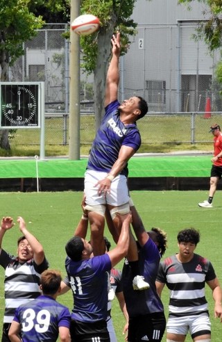 プレーオフ準決勝に向けて練習する神戸の選手たち＝神戸市東灘区のチームグラウンド