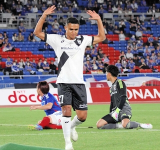 ２１日の横浜Ｍ戦で先制点を挙げ、控えめに両手を上げる神戸のエリキ（中央）＝横浜市、日産スタジアム