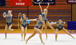 新体操女子団体　「大航海」をテーマにダイナミックな演技で２連覇した須磨ノ浦＝西宮市ライフパートナーアリーナ