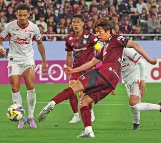 先制点を決めたＣ大阪戦以来、４戦ぶりの得点を期する神戸の宮代（手前右）＝６日、ノエビアスタジアム神戸