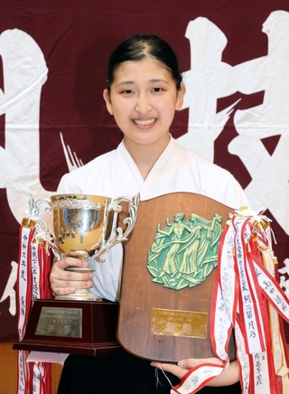 なぎなた個人で頂点に立った市伊丹の千田芽依＝兵庫県立武道館