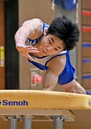 体操男子団体総合　跳馬に臨む市尼崎の山本大智＝西宮市ライフパートナーアリーナ（撮影・大田将之）
