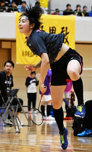バドミントン女子団体決勝で力強いプレーをする親和の徳元＝神戸市中央区、神戸市立中央体育館（撮影・斎藤雅志）
