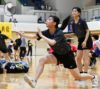 バドミントン女子団体決勝・園田-親和　逆転で第１ダブルスを制した親和の宇草（右奥）、中川組＝神戸市立中央体育館（撮影・斎藤雅志）