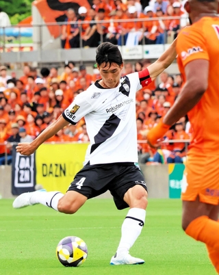 清水－神戸　前半、決定機でシュートを放つ神戸の山川＝ＩＡＩスタジアム日本平