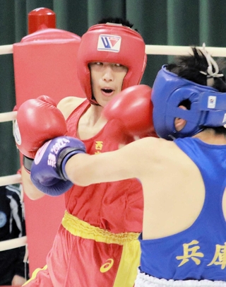 ボクシング男子ライトフライ級決勝　攻め立てる西宮香風の原田兼碁