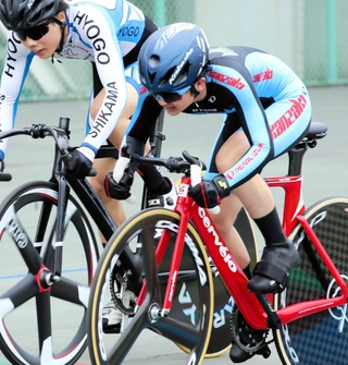 自転車のスプリント決勝で飾磨工多部制・渡辺（左）の猛追を振り切る神崎・有山