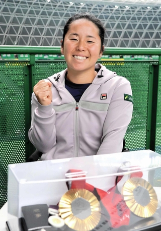 地元兵庫に二つの金メダルを持ち帰った車いすテニスの上地結衣＝三木市、ブルボンビーンズドーム